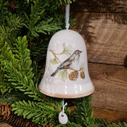 Téli énekesmadárral díszített karácsonyi kerámia harang.