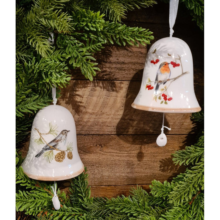Téli énekesmadárral díszített karácsonyi kerámia harang.