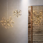 Aranyszínű, gömb formájú, függeszthető karácsonyi ág 64 db LED világítással