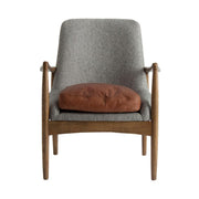 Elati fotel frontális nézet – szürke mintás textil kárpit és fa karfák