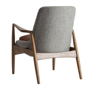 Elati fotel hátoldali nézet – szürke textil háttámla és fa lábak