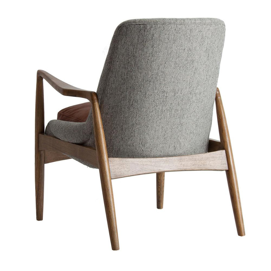 Elati fotel hátoldali nézet – szürke textil háttámla és fa lábak