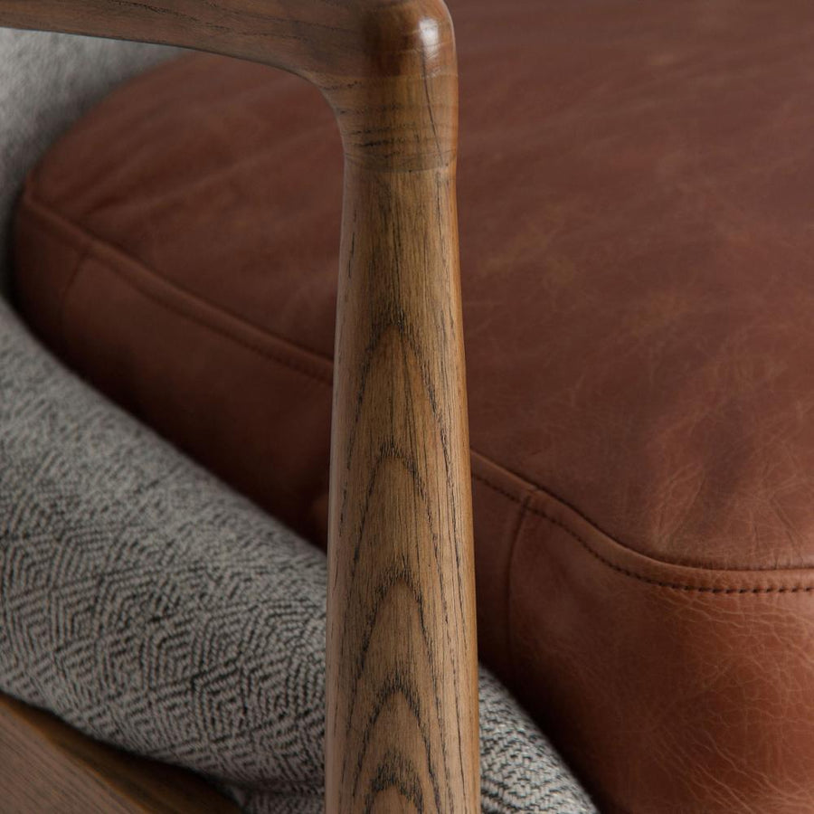 Fotel karfa részlet – lakkozott jegenyefenyő felület és textil kárpit találkozása