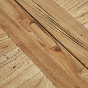 A koloniál stílusú, újrahasznosított szilfából készült étkezőasztal asztallap részlete.