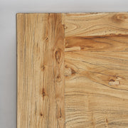 Az újrahasznosított fa hibáit pótlásokkal egészítették ki.