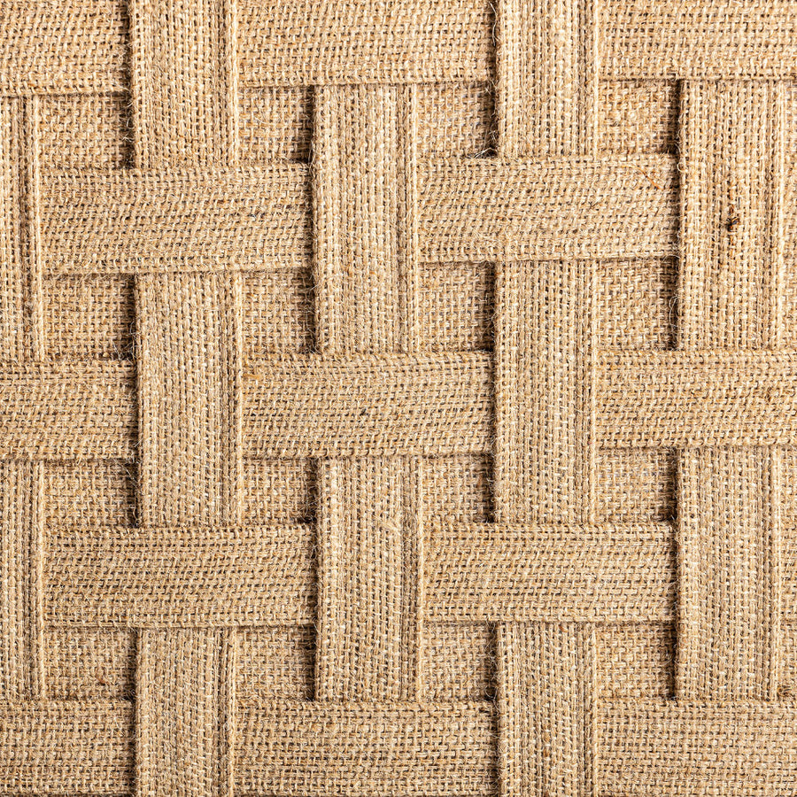 Koloniál stílusú, mangófából készült fotel színes jutaszőttes ülőfelülettel.