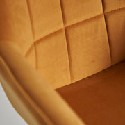 Kortárs stílusú, mustársárga bársonnyal kárpitozott kerekes irodai forgószék.