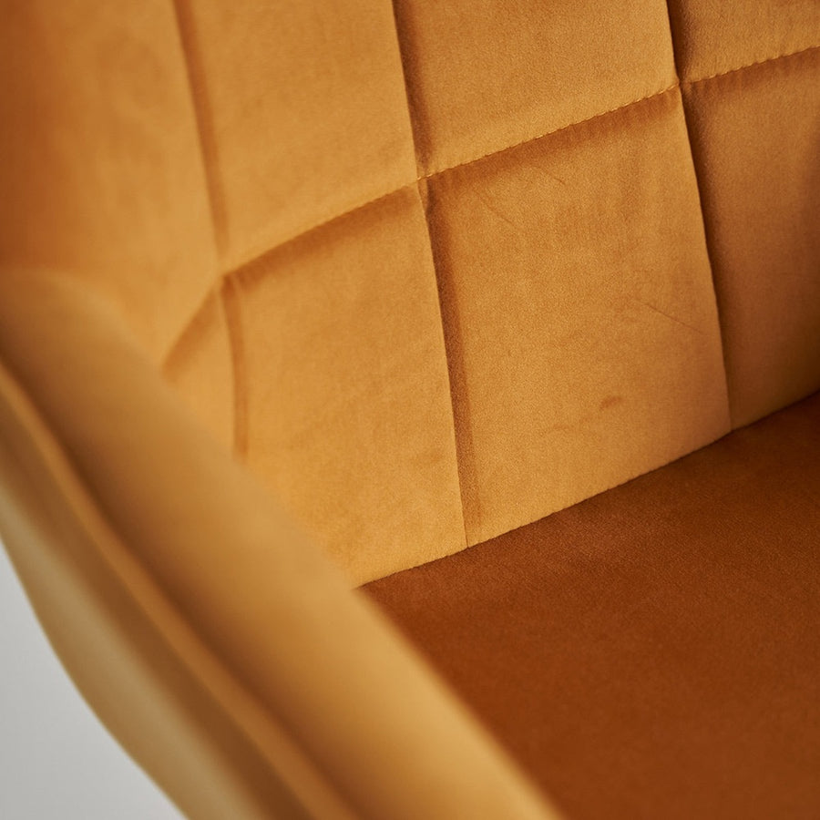 Kortárs stílusú, mustársárga bársonnyal kárpitozott kerekes irodai forgószék.