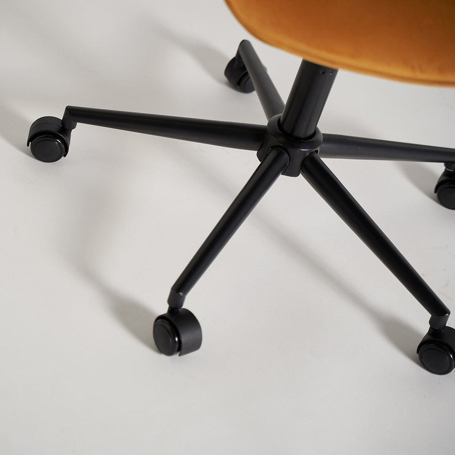 Kortárs stílusú, mustársárga bársonnyal kárpitozott kerekes irodai forgószék.