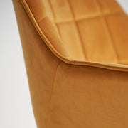 Kortárs stílusú, mustársárga bársonnyal kárpitozott kerekes irodai forgószék.