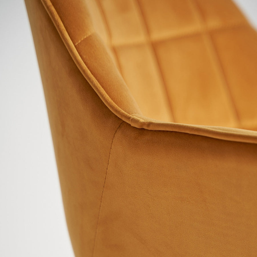 Kortárs stílusú, mustársárga bársonnyal kárpitozott kerekes irodai forgószék.