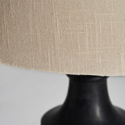 Mangófából faragott, fekete színű asztali lámpa, natúr színű pamut lámpaernyővel