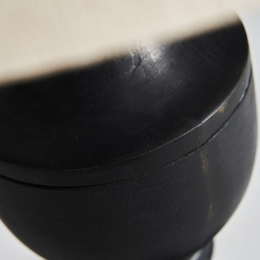 Mangófából faragott, fekete színű asztali lámpa, natúr színű pamut lámpaernyővel