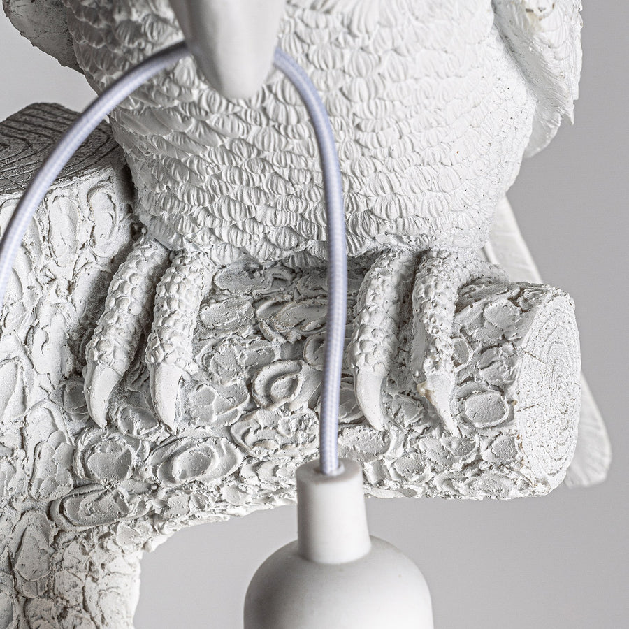 Fehér színű kakadufigurával díszített, 32 cm magas, trópusi stílusú fali lámpa