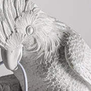 Fehér színű kakadufigurával díszített, 32 cm magas, trópusi stílusú fali lámpa