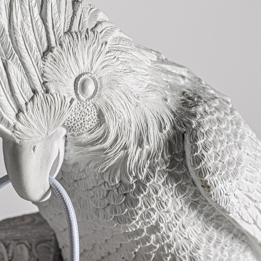 Fehér színű kakadufigurával díszített, 32 cm magas, trópusi stílusú fali lámpa