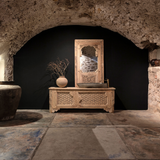 Teakfa falitükör boltíves belső kerettel – enteriőr környezetben, keleti hangulat