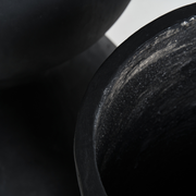 Matt fekete terrakotta kaspó szett modern enteriőr hangulatban