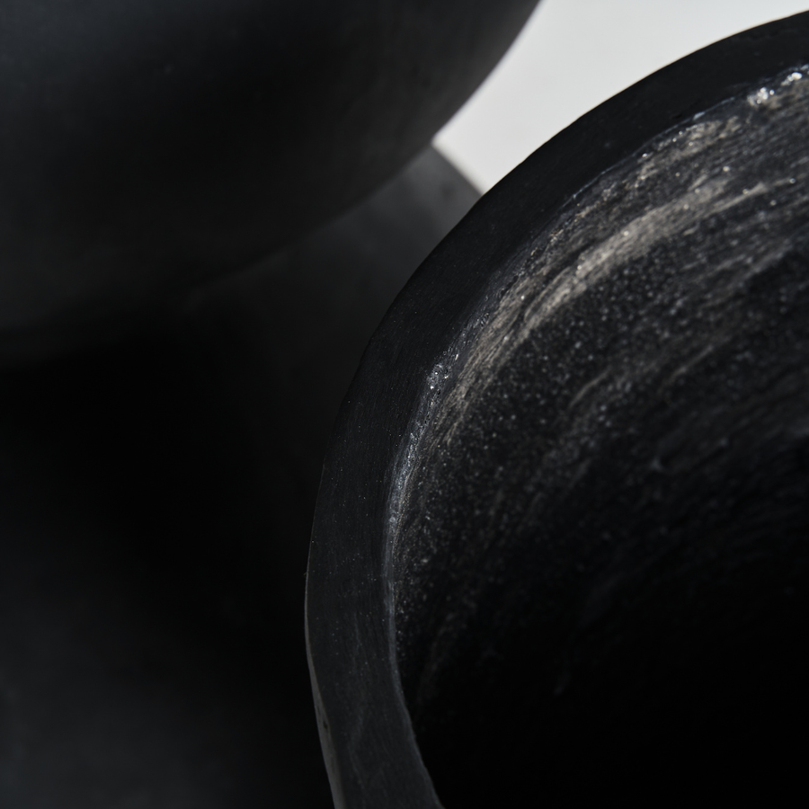 Matt fekete terrakotta kaspó szett modern enteriőr hangulatban