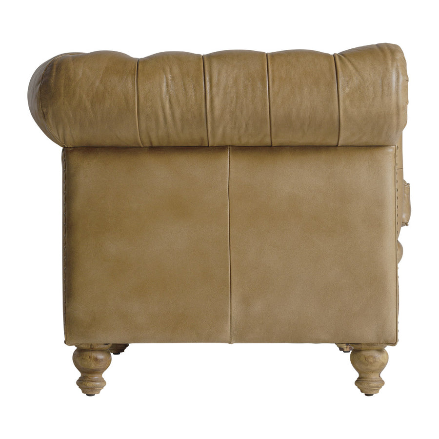 Vintage stílusú, fenyőfa szerkezetű, barna színű bőrrel kárpitozott Chesterfield kanapé.