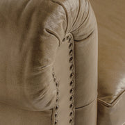 Vintage stílusú, fenyőfa szerkezetű, barna színű bőrrel kárpitozott Chesterfield kanapé.