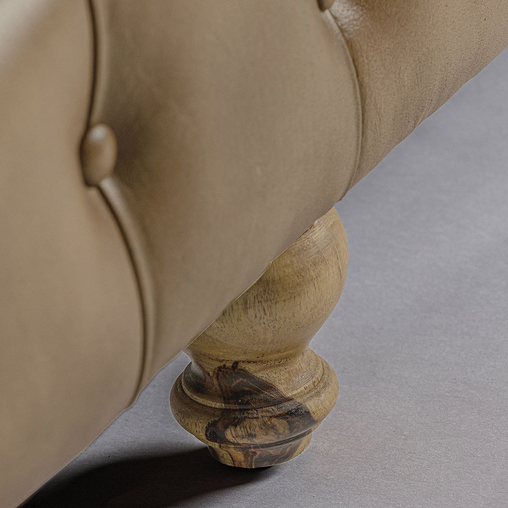 Vintage stílusú, fenyőfa szerkezetű, barna színű bőrrel kárpitozott Chesterfield kanapé.
