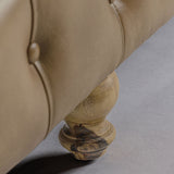 Vintage stílusú, fenyőfa szerkezetű, barna színű bőrrel kárpitozott Chesterfield kanapé.