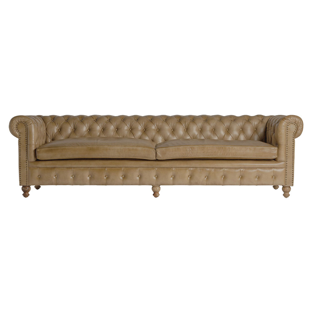 Vintage stílusú, fenyőfa szerkezetű, barna színű bőrrel kárpitozott Chesterfield kanapé.