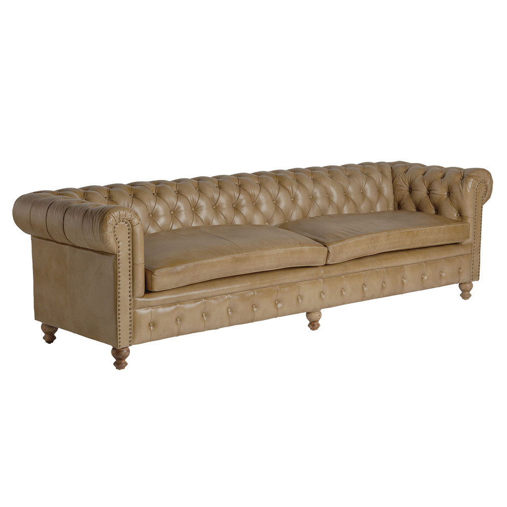 Vintage stílusú, fenyőfa szerkezetű, barna színű bőrrel kárpitozott Chesterfield kanapé.