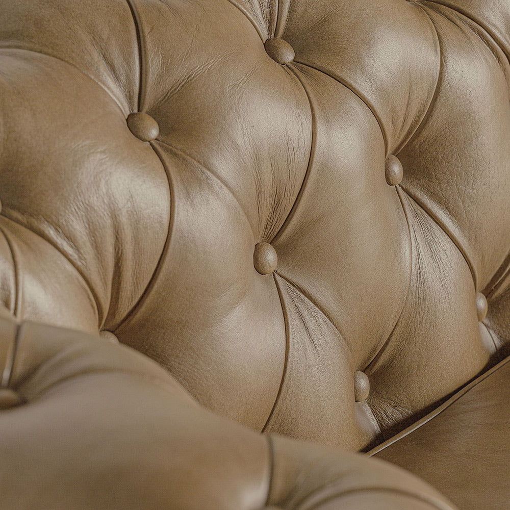 Vintage stílusú, fenyőfa szerkezetű, barna színű bőrrel kárpitozott Chesterfield kanapé.