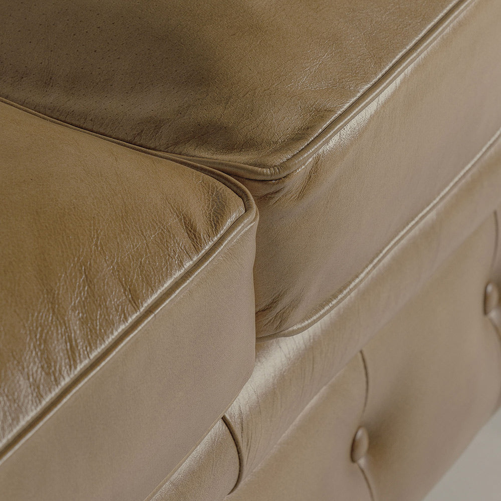Vintage stílusú, fenyőfa szerkezetű, barna színű bőrrel kárpitozott Chesterfield kanapé.