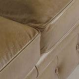 Vintage stílusú, fenyőfa szerkezetű, barna színű bőrrel kárpitozott Chesterfield kanapé.