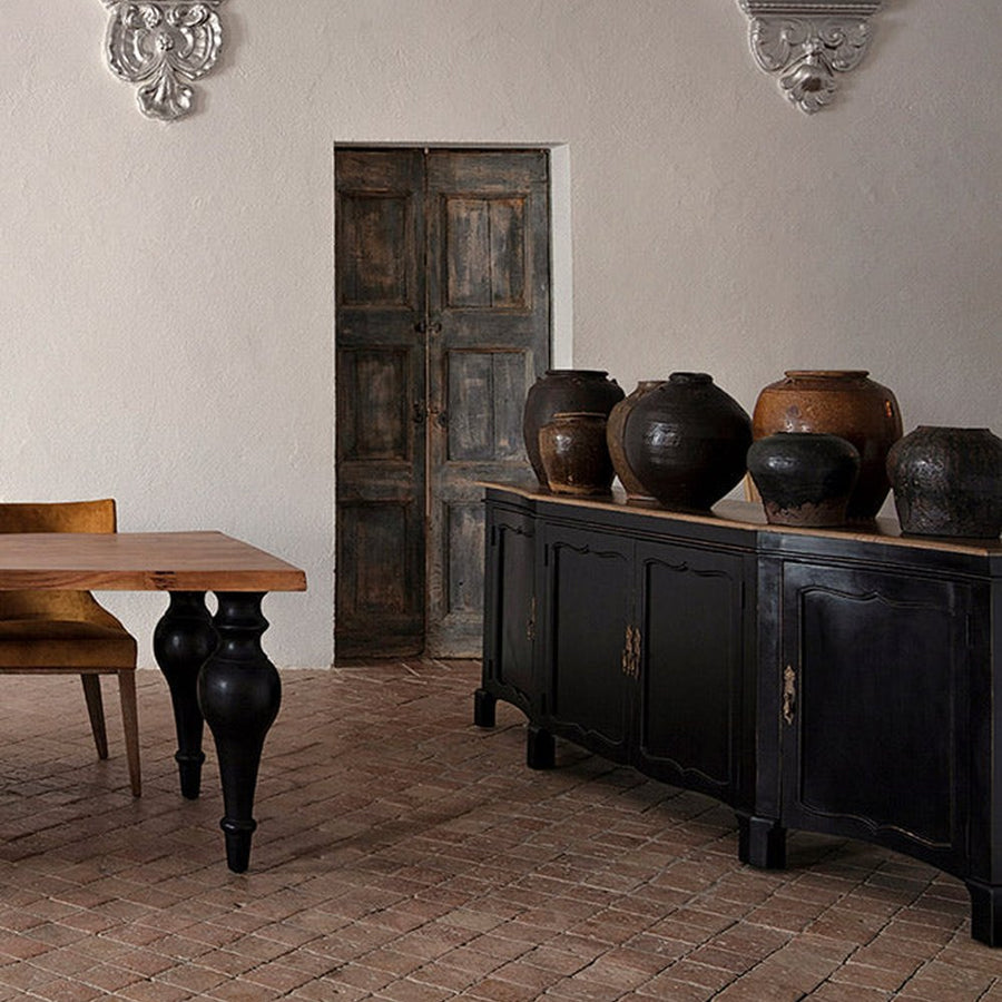 Koloniál stílusú, mangófából készült, fekete színű tálalókomód.