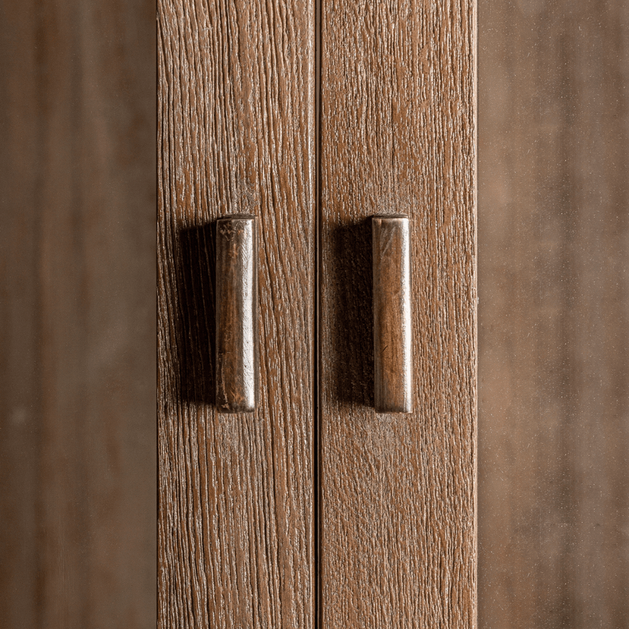 Koloniál stílusú, natúr, újrahasznosított vasúti talpfából készült vitrines könyvszekrény, tálalószekrény