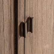 Koloniál stílusú, natúr, újrahasznosított vasúti talpfából készült vitrines könyvszekrény, tálalószekrény