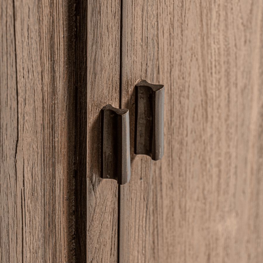 Koloniál stílusú, natúr, újrahasznosított vasúti talpfából készült vitrines könyvszekrény, tálalószekrény