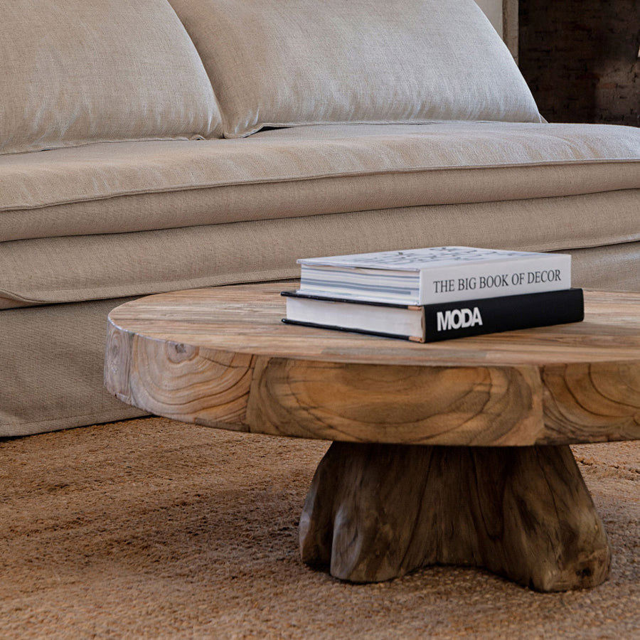 Nysted teakfa dohányzóasztal enteriőrben – natúr színű, törzsi ihletésű kortárs stílus