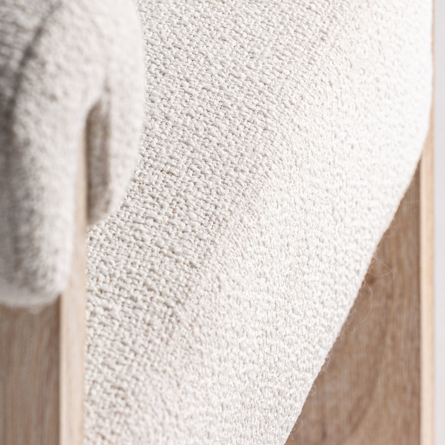 Kortárs stílusú, natúr színű, tölgyfa karosszék buklé hatású szövettel.