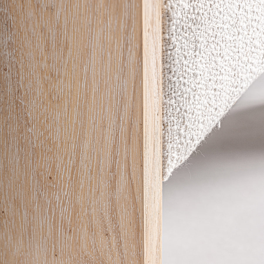 Kortárs stílusú, natúr színű, tölgyfa karosszék buklé hatású szövettel.