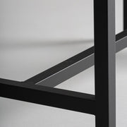 Fém lábazat részletfotó – porfestett fekete felület és szerkezeti csatlakozás