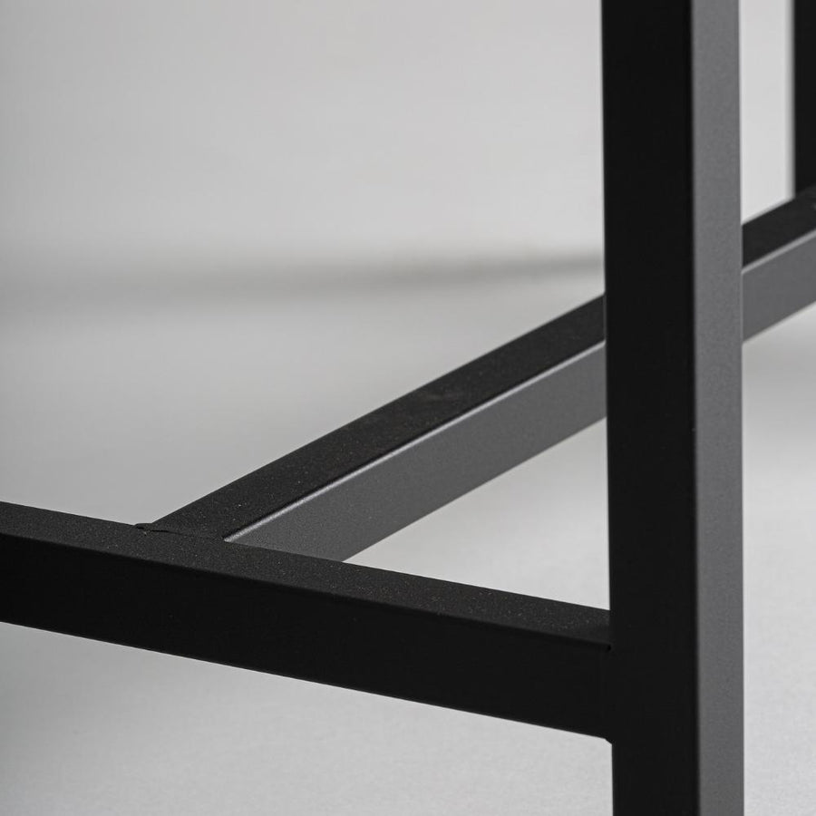 Fém lábazat részletfotó – porfestett fekete felület és szerkezeti csatlakozás