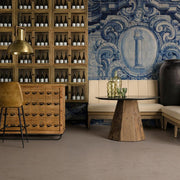 Bern kollekció vitrinszekrénye lábazattal – vendéglátói környezetben, loft stílus