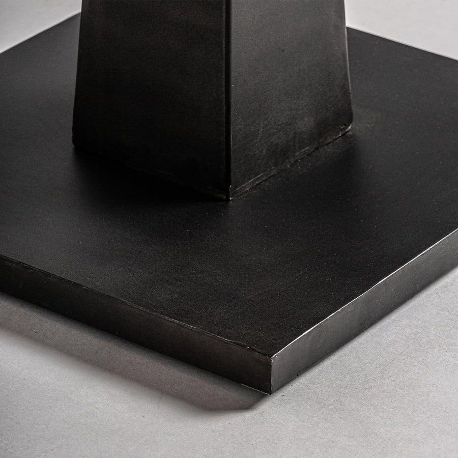 Antikolt fekete fém oszlopláb és talapzat – bisztróasztal lábszerkezetének részlete