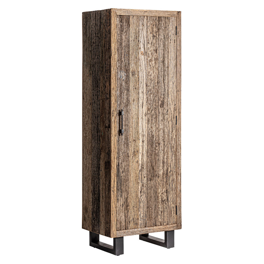 Kortárs stílusú, natúr színű, újrahasznosított fenyőfából készült gardróbszekrény.