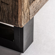 Kortárs stílusú, natúr színű, újrahasznosított fenyőfából készült gardróbszekrény.