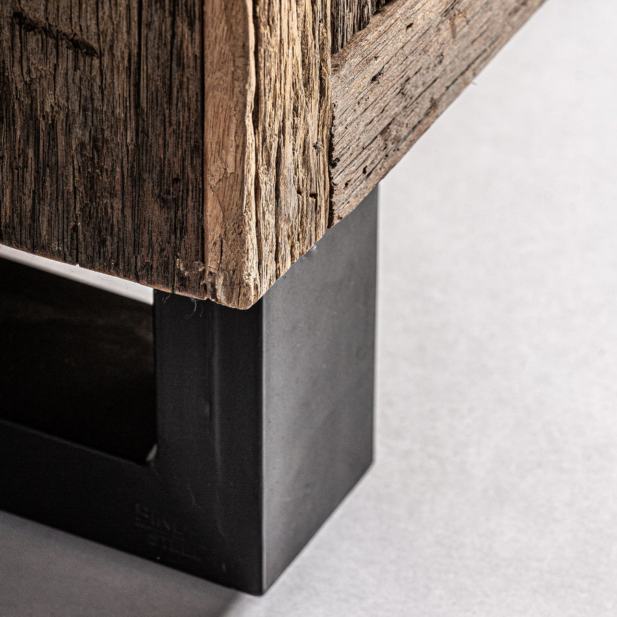 Kortárs stílusú, natúr színű, újrahasznosított fenyőfából készült gardróbszekrény.