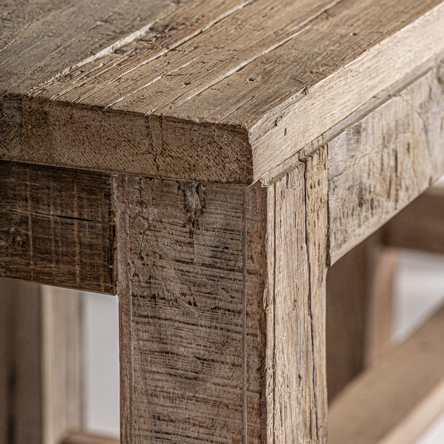 Konzolasztal részlet – újrahasznosított fenyőfa asztallap és sarokkialakítás