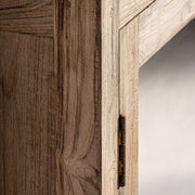 Kortárs stílusú, natúr színű, újrahasznosított fenyőfából készült vitrines szekrény