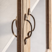 Kortárs stílusú, natúr színű, újrahasznosított fenyőfából készült vitrines szekrény