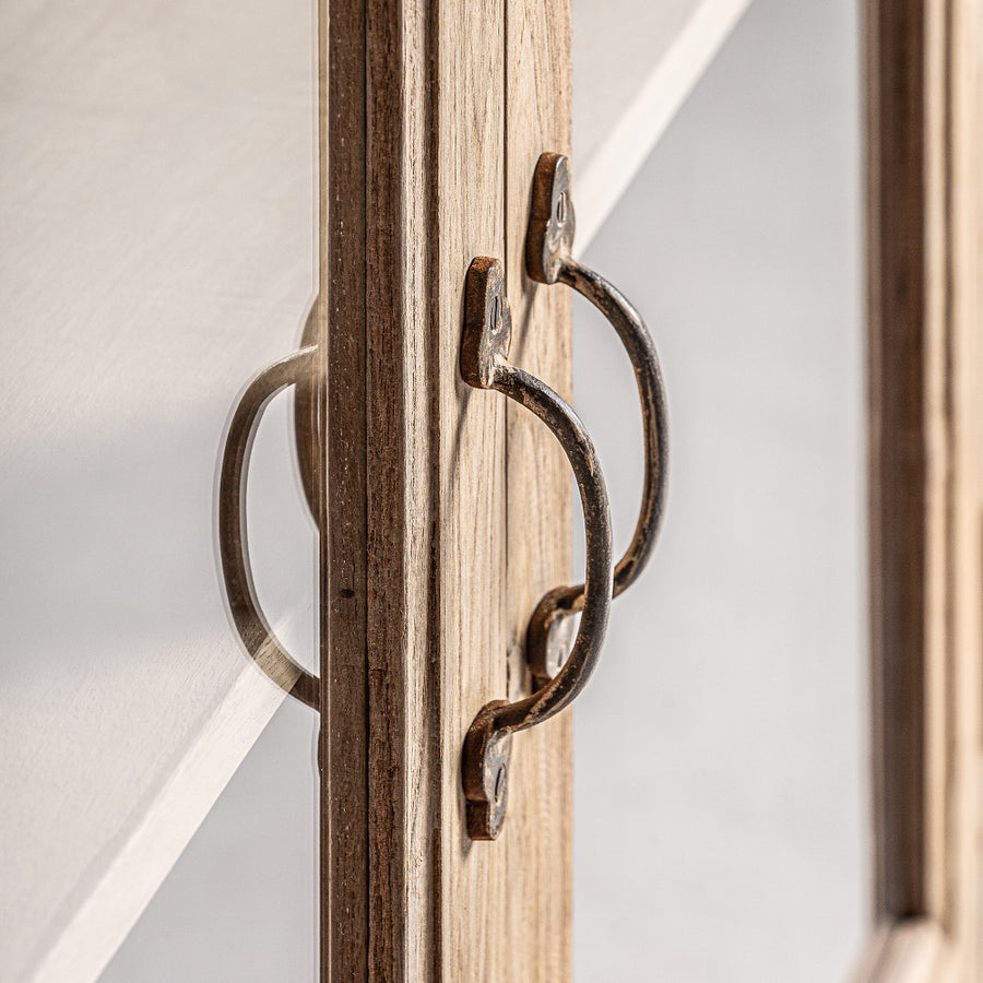 Kortárs stílusú, natúr színű, újrahasznosított fenyőfából készült vitrines szekrény